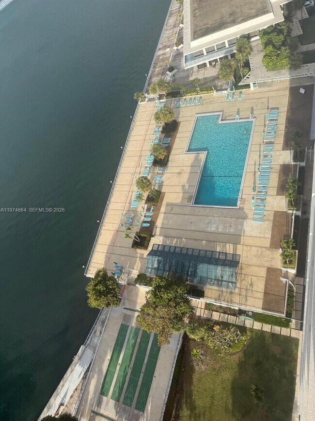 Building Photo - 300 Bayview Dr