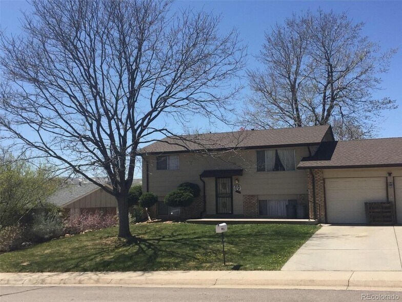 Spacious 4 bedroom, 2 bath duplex. - 1273 Moore st