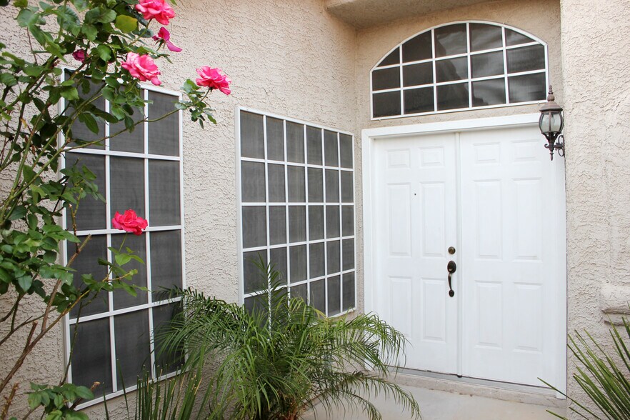 front - 730 Altacrest Dr
