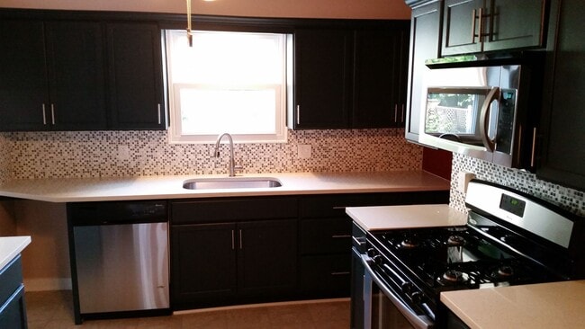 Building Photo - Modern 2 Bed/1 Bath row house with off-str...