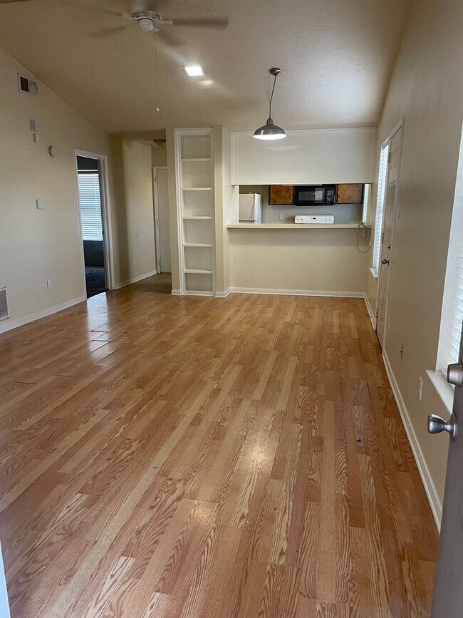 Building Photo - AUGUST PRE-LEASE!  Great 3 bedroom 2 Bathroom Duplex with Small Yard