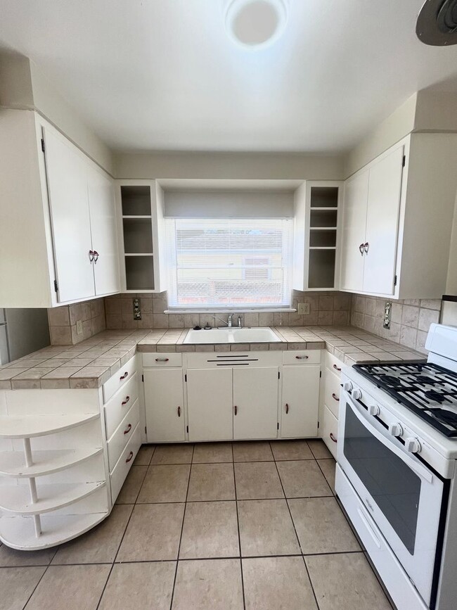 Building Photo - Charming 2 Bedroom Cottage in the Heart of Downtown Paso Robles! AVAILABLE July 1st, 2026 **DO NO...