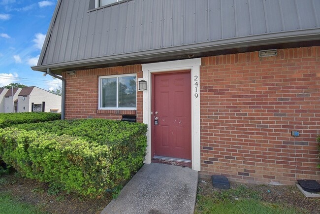 Building Photo - 3 Bedroom Townhouse With Basement