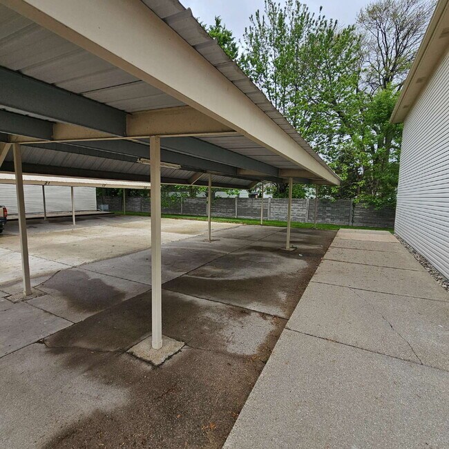 Building Photo - 2 Bedroom Lower Condo w/ Private Entrance....