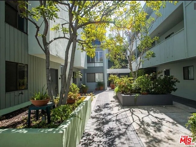 Building Photo - 1887 Greenfield Ave