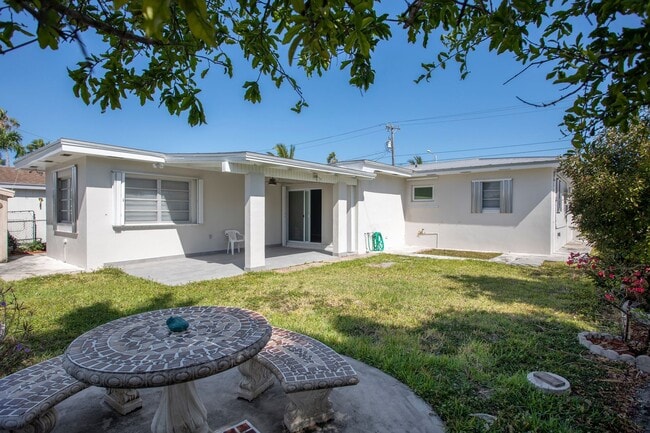 Building Photo - Move-In Ready 3/2 with Driveway & Backyard...
