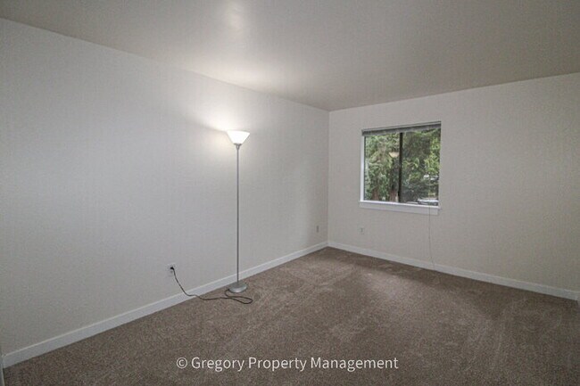 Building Photo - Excellent value in this updated 2 bedroom condo. Easy walk to Juanita beach waterfront park and t...