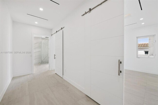 Building Photo - 1615 NE 3rd Ct