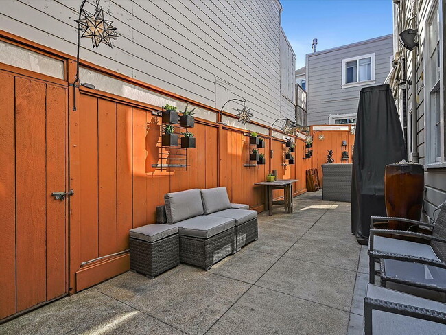 Building Photo - 2-Bed Oasis in the Heart of San Francisco - Spacious 1300 Sq Ft!"
