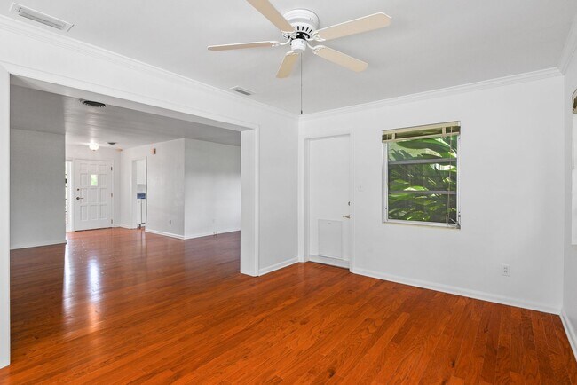 Building Photo - 2107 Brookview Dr