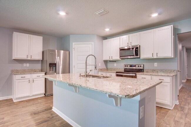 Building Photo - Spacious 4BD/2BA Brick Home Near Navy Federal