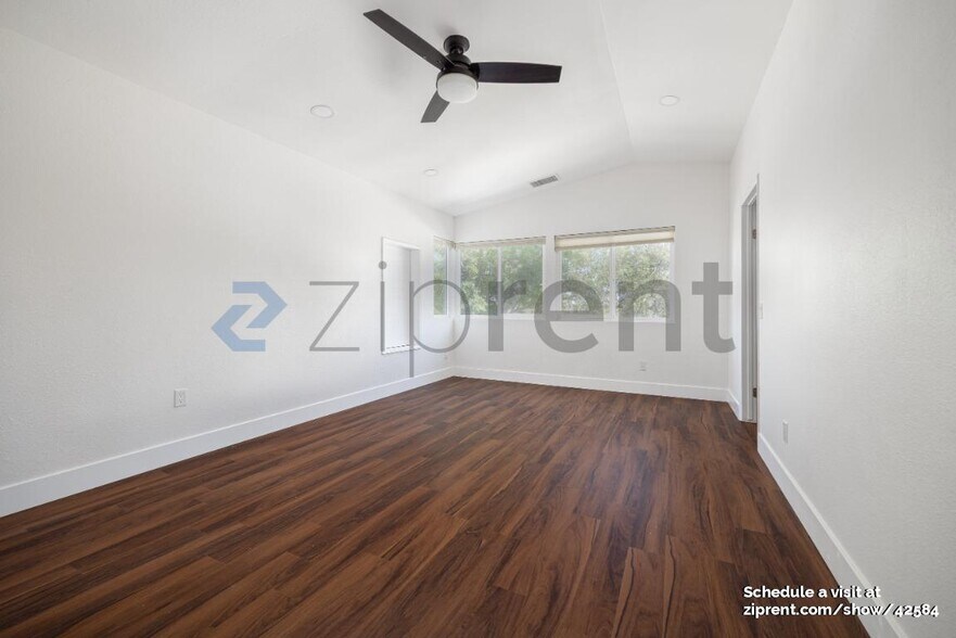 Building Photo - 13894 Paseo Zaldivar