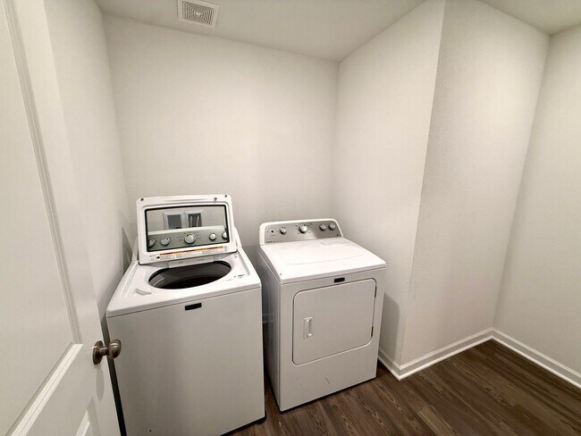 Building Photo - Modern 3BD/2BA Home Built in 2024 with Open Floor Plan, Granite Kitchen & 2-Car Garage in Twin Pa...