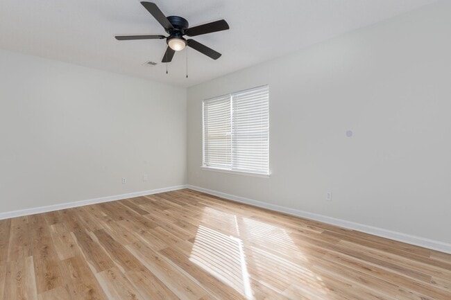 Building Photo - Beautifullly renovated home with easy access to I-26