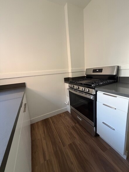 Full size gas stove - 700 Mason St