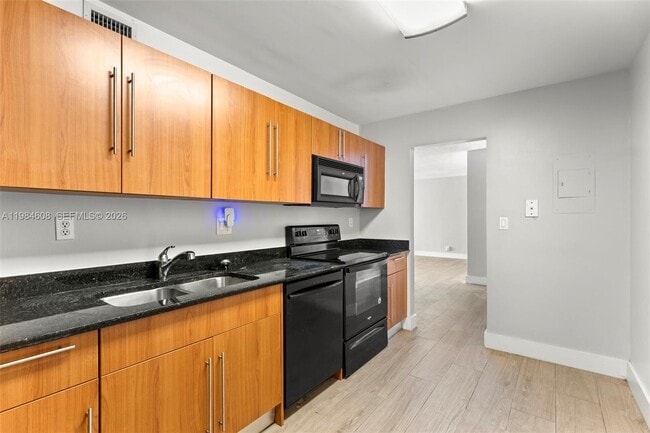 Building Photo - 3001 S Ocean Dr