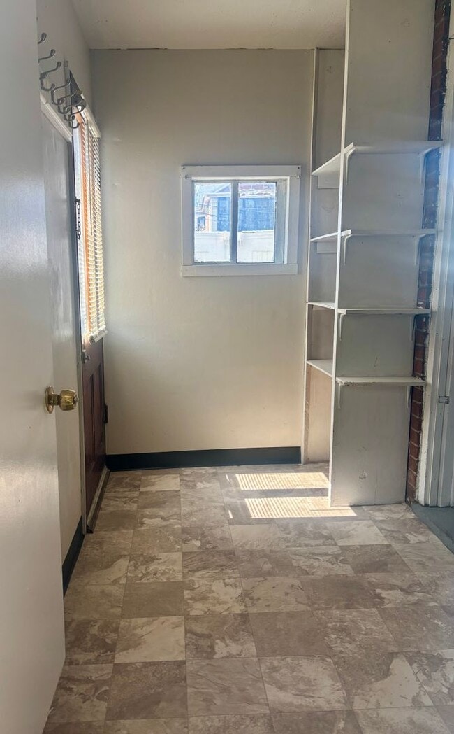 Building Photo - Duplex For Rent