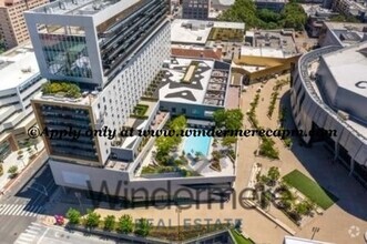 Building Photo - Upscale High-Rise Fully Furnished 1 bed/1 ...