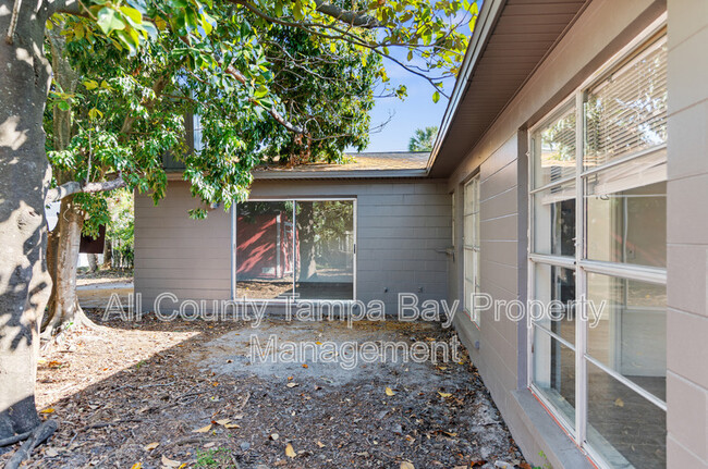 Building Photo - 905 N Newport Ave