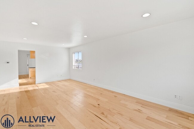 Building Photo - Renovated 2 Bedroom, 1 Bathroom Available ...
