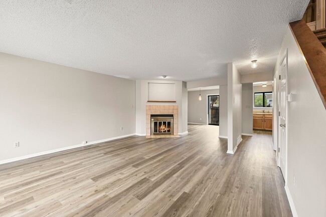 Building Photo - 3 Bedroom Townhouse Close To Ft. Carson