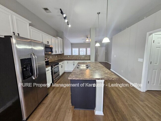 Building Photo - 688 Estrella Dr