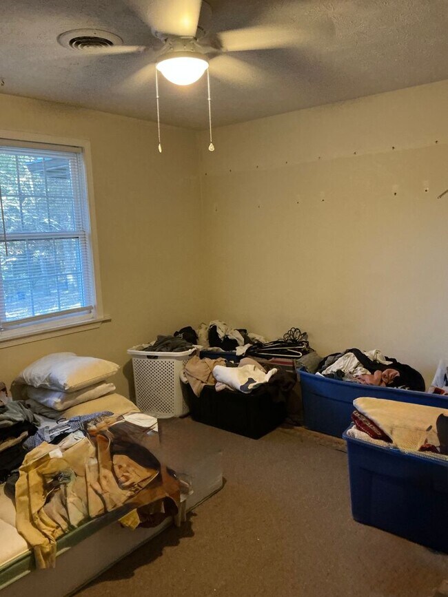 Building Photo - 2 bedroom 1 bath duplex is located off Whitehead Rd!