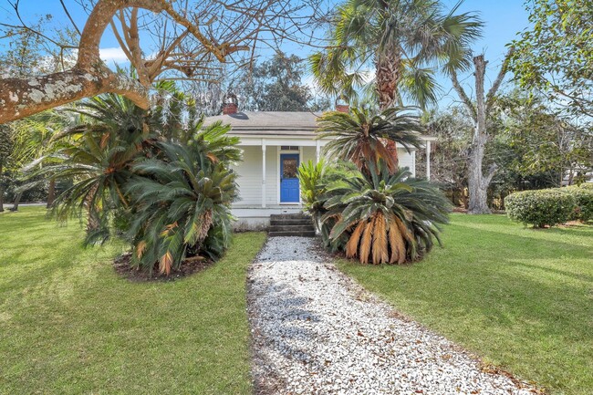 Building Photo - 3/1 historic Thunderbolt bungalow