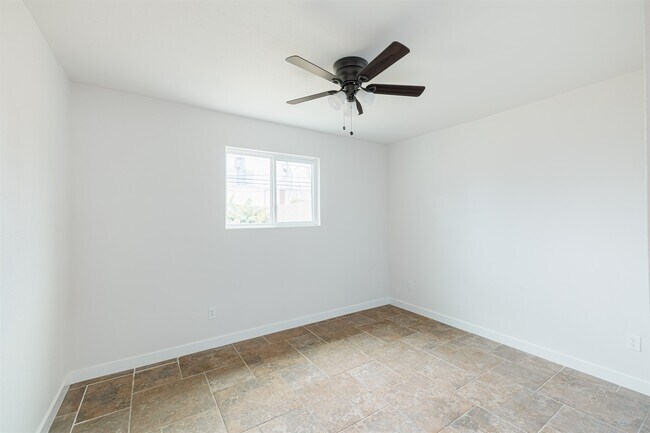 Building Photo - 10055 Larston St