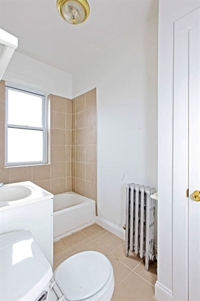 Building Photo - 10201 S St Lawrence Ave 601-05 E 102nd Chicago, IL 60628