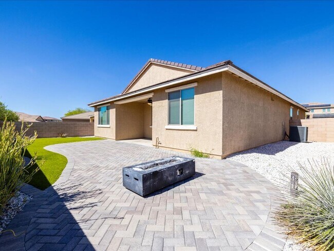 Building Photo - 4 Bedroom 2 Bathroom