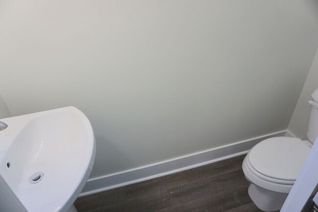 Building Photo - 2 BED | 2 BATH | GATED BACKYARD | MIDTOWN