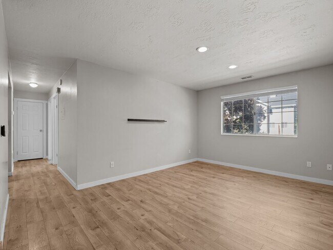 Building Photo - 100 E 600 S