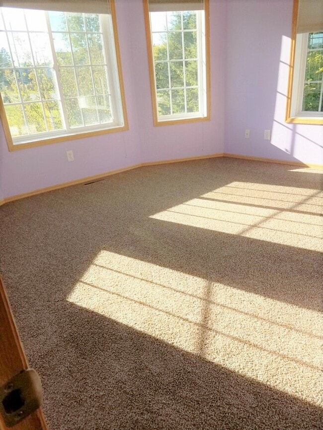 Building Photo - Available sept 01, 3bd, 2ba End Unit Town ...