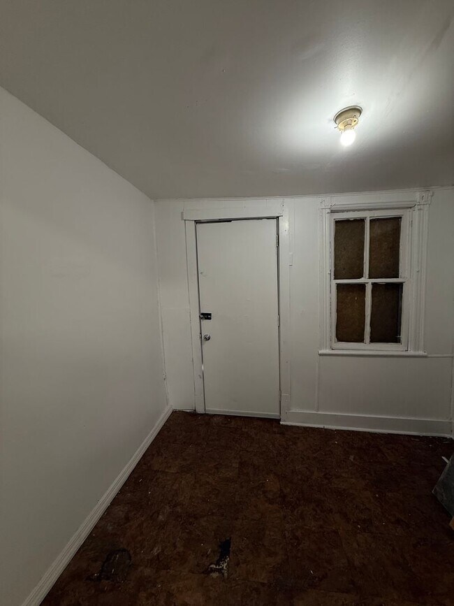 Building Photo - Large Home for family