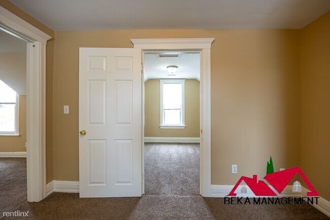 Building Photo - 2 br, 1 bath Triplex - 19336 Martin Rd Apt 3