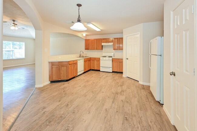 Building Photo - 2506 Fox Water Dr