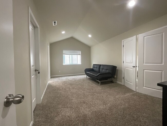 Building Photo - Spacious 4 bedroom Home