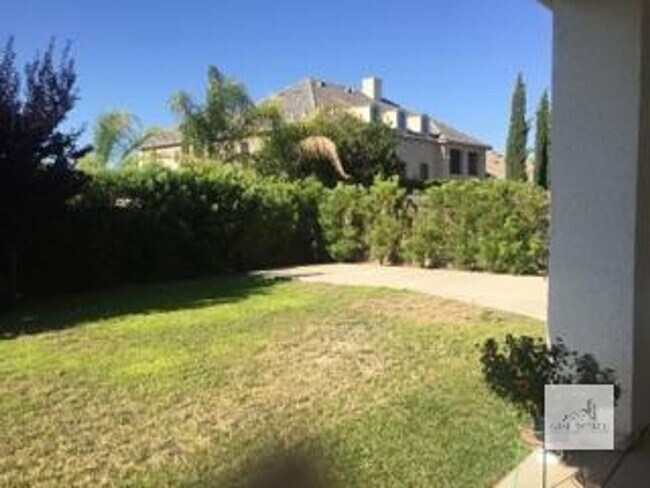 Building Photo - Beautiful 4 Bedroom 3 Bath Home with Solar in Northeast Fresno!