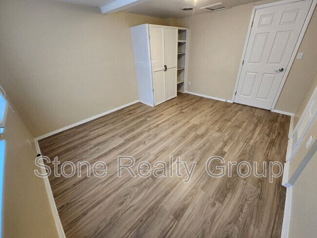 Building Photo - 1042 Helen Ave