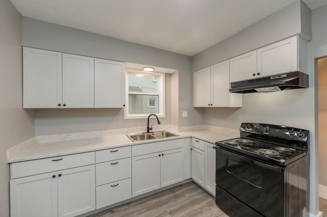 Building Photo - 1038 W 11th St