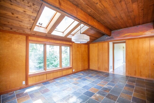 Building Photo - Mid Century 3 Bedroom Home Available Now i...