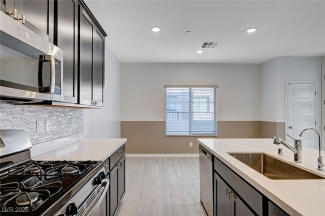 Building Photo - 600 Carriage Hill Dr