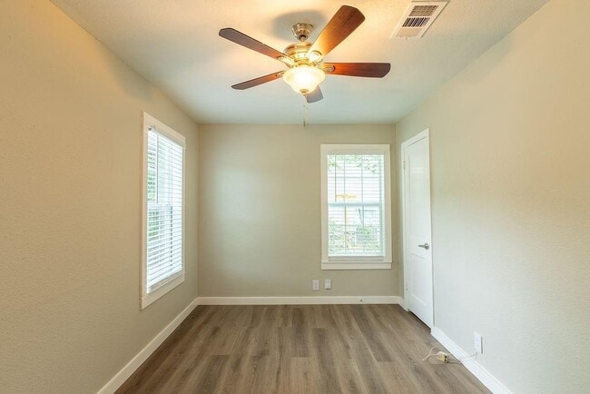 Building Photo - 6633 Racine Dr