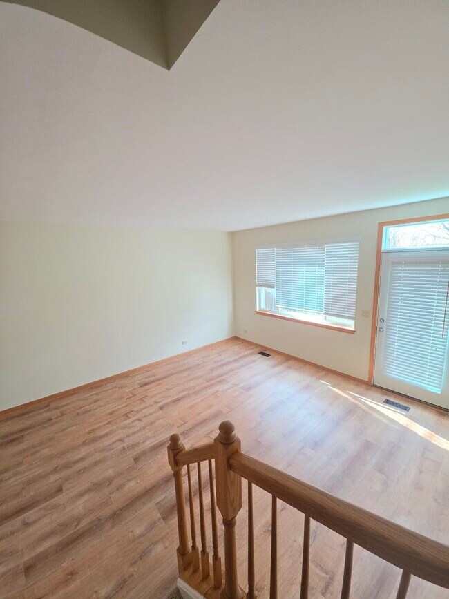 Building Photo - 10 Waverly Ct