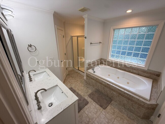 Building Photo - 4BR/2BA/2-0.5BA Custom Home in Greenbrier ...