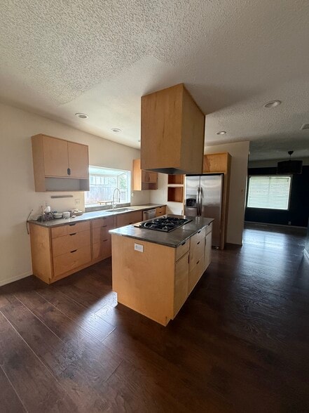 Building Photo - 406 E 43rd St