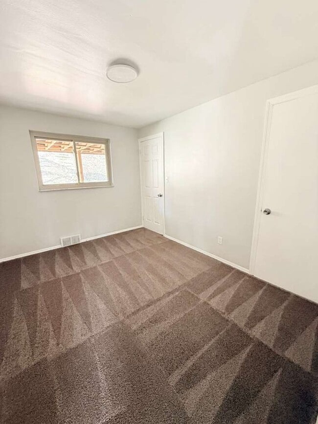 Building Photo - Updated 3BD 2BA Apartment Located in a Great Area!!