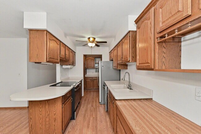 Building Photo - "Charming 2-Bed Condo Retreat: Comfort & Convenience in Brown Deer!"