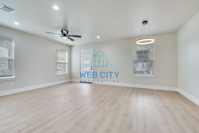 Building Photo - 2546 Kathleen Ave